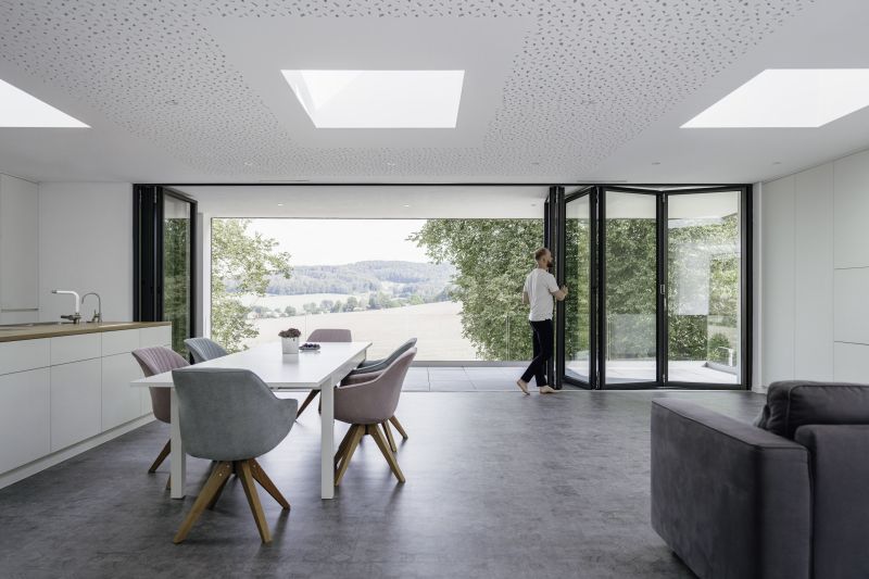 Glas-Faltwänden von Solarlux - mit offenem Blick auf die Landschaft